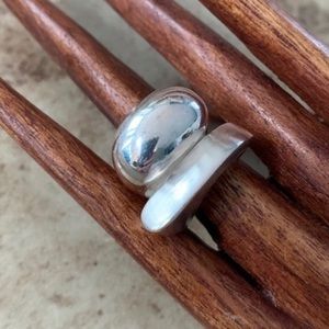 Vintage sterling 950 silver ring w/ a unique art design 7.5